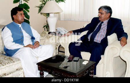 Islamabad, Pakistan. 23. August 2013. Kapitän (R) Safdar Mna fordert Bundesminister für Kaschmir Affaris und Gilgit - Baltistan, ch Muhammad Berjees Thair in Islamabad 23 august 2013 Handout von Pakistan Informtion Abteilung   (Foto von PID/Deanpictures/Alamy Live News) Stockfoto