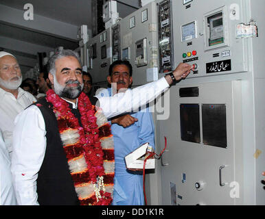 Islamabad, Pakistan. 23. August 2013. Muree / PAKISTAN.   Handout von Pakistan Informtion Abteilung   Murtaza Javed Abbasi stellvertretender Sprecher Nationalversammlung Eröffnung Abasssi Zuführung von 132 kv Raster Station in Muree 23. august 2013 (Foto von PID/Deanpictures/Alamy Live News) Stockfoto