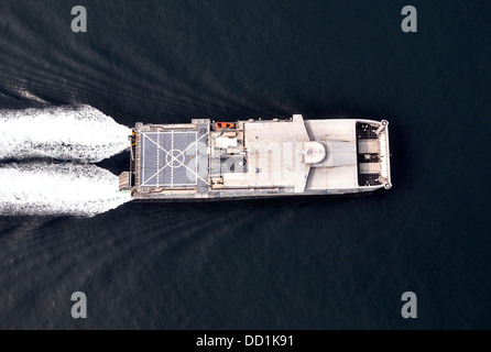 US Navy Military Sealift Command gemeinsame High-Speed-Schiff USNS Speerspitze führt High-Speed-Studien 20. August 2013 vor der Küste von Virginia. Die USNS Speerspitze erreicht Geschwindigkeiten von 40 Knoten während der Prüfung. Stockfoto