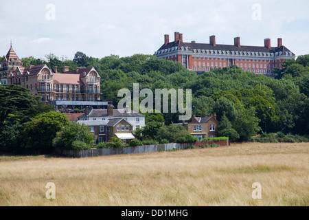 Petersham Wiesen mit Royal Star und Strumpfband Häuser im Hintergrund in Richmond TW9 - London-UK Stockfoto