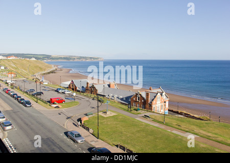 Whitby - North Yorkshire, England.  Blauer Himmel mit Blick auf die Nordsee. Stockfoto