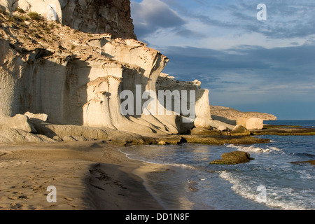 Sandsteinfelsen in Cala de Enmedio. Agua Amarga. Cabo de Gata-Nijar Natural Park, Almeria, Andalusien, Spanien, Europa Stockfoto