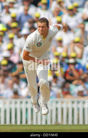 London, UK. 23. August 2013. Peter Siddle bowling tagsüber drei 5. Investec Ashes Cricket-Match zwischen England und Australien gespielt auf der Kia Oval Cricket Ground am 23. August 2013 in London, England. Bildnachweis: Mitchell Gunn/ESPA/Alamy Live-Nachrichten Stockfoto