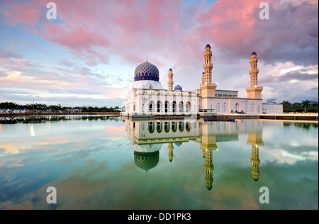 Sonnenuntergang bei Kota Kinabalu City schwimmende Moschee, Sabah Borneo Ost-Malaysia Stockfoto