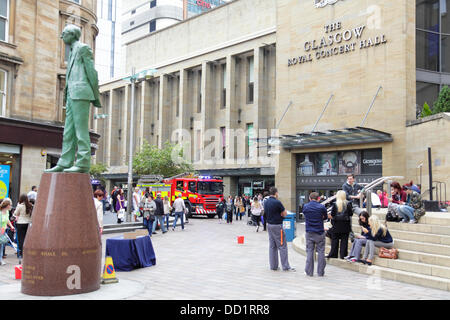 Glasgow, Schottland, Großbritannien, Freitag, 23. August 2013. Das Buchanan Galleries Shopping Center wurde heute evakuiert, mit Feuergeräten von Scottish Fire and Rescue Service, die den Vorfall wie hier in der Sauchiehall Street gesehen, begleiteten Stockfoto