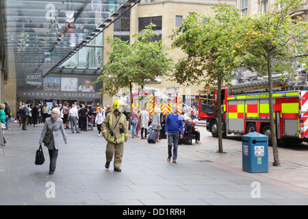 Glasgow, Schottland, Großbritannien, Freitag, 23. August 2013. Das Buchanan Galleries Shopping Center wurde heute evakuiert, mit Feuergeräten von Scottish Fire and Rescue Service, die den Vorfall wie hier in der Sauchiehall Street gesehen, begleiteten Stockfoto