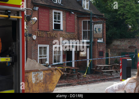 Marlow, Buckinghamshire, England. 23. August 2013.  Dachziegel Wurf die Straße, nachdem ein Feuer am frühen Morgen erhebliche Schäden in The Two Brewers Kneipe in Marlow verursacht. Bildnachweis: Peter Manning/Alamy Live-Nachrichten Stockfoto