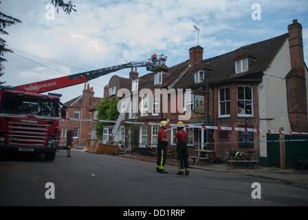 Marlow, Buckinghamshire, England. 23. August 2013.  Buckinghamshire Feuer und Rettung Service-Crews kontrollieren Dach Schaden einer benachbarten Unterkunft, der Schaden wurde durch ein Feuer am frühen Morgen im The Two Brewers Pub in Marlow. Bildnachweis: Peter Manning/Alamy Live-Nachrichten Stockfoto