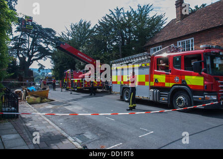 Marlow, Buckinghamshire, England. 23. August 2013.  Buckinghamshire Feuer & Rettungsdienst Mannschaften bleiben in der Szene der frühen Morgen Feuer, das umfangreiche in The Two Brewers Kneipe in Marlow Schäden. Bildnachweis: Peter Manning/Alamy Live-Nachrichten Stockfoto