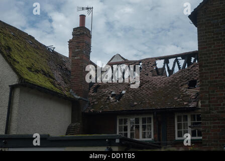 Marlow, Buckinghamshire, England. 23. August 2013.  Ein Feuer am frühen Morgen verursacht erhebliche Schäden in The Two Brewers Kneipe in Marlow, das Feuer auch Schäden an benachbarten Eigenschaften. Bildnachweis: Peter Manning/Alamy Live-Nachrichten Stockfoto