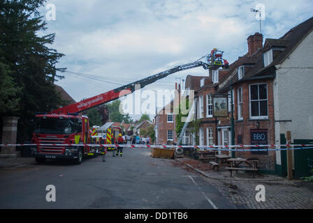 Marlow, Buckinghamshire, England. 23. August 2013.  Buckinghamshire Feuer und Rettung Service-Crews kontrollieren Dach Schaden einer benachbarten Unterkunft, der Schaden wurde durch ein Feuer am frühen Morgen im The Two Brewers Pub in Marlow. Bildnachweis: Peter Manning/Alamy Live-Nachrichten Stockfoto