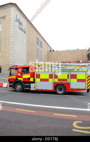 Glasgow, Schottland, Großbritannien, Freitag, 23. August 2013. Das Buchanan Galleries Shopping Center wurde heute evakuiert, mit Feuergeräten von Scottish Fire and Rescue Service, die den Vorfall wie hier in der Killermont Street gesehen, begleiteten Stockfoto