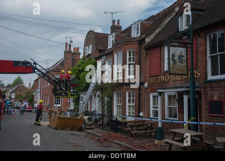 Marlow, Buckinghamshire, England. 23. August 2013.  Buckinghamshire Feuer und Rettung Service-Crews kontrollieren Dach Schaden einer benachbarten Unterkunft, der Schaden wurde durch ein Feuer am frühen Morgen im The Two Brewers Pub in Marlow. Bildnachweis: Peter Manning/Alamy Live-Nachrichten Stockfoto