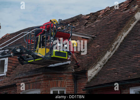 Marlow, Buckinghamshire, England. 23. August 2013.  Buckinghamshire Feuer und Rettung Service-Crews kontrollieren Dach Schaden einer benachbarten Unterkunft, der Schaden wurde durch ein Feuer am frühen Morgen im The Two Brewers Pub in Marlow. Bildnachweis: Peter Manning/Alamy Live-Nachrichten Stockfoto