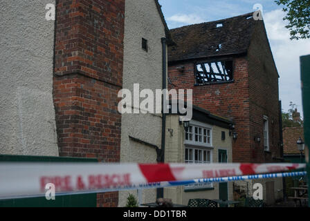 Marlow, Buckinghamshire, England. 23. August 2013.  Ein Feuer am frühen Morgen verursacht erhebliche Schäden in The Two Brewers Kneipe in Marlow, das Feuer auch Schäden an benachbarten Eigenschaften. Bildnachweis: Peter Manning/Alamy Live-Nachrichten Stockfoto