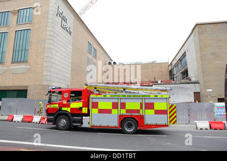 Glasgow, Schottland, Großbritannien, Freitag, 23. August 2013. Das Buchanan Galleries Shopping Center wurde heute mit Feuergeräten von Scottish Fire and Rescue Service evakuiert, die an dem Vorfall hier in der Killermont Street teilnahmen Stockfoto