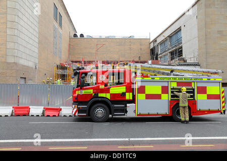 Glasgow, Schottland, Großbritannien, Freitag, 23. August 2013. Das Buchanan Galleries Shopping Center wurde heute evakuiert, mit Feuergeräten von Scottish Fire and Rescue Service, die den Vorfall wie hier in der Killermont Street gesehen, begleiteten Stockfoto