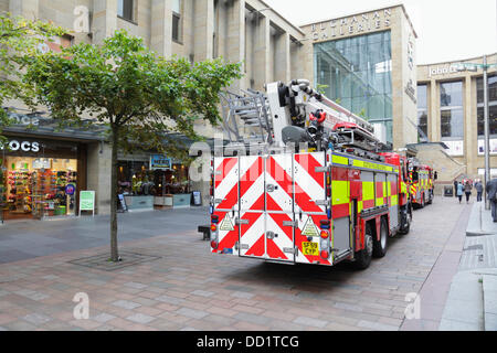 Glasgow, Schottland, Großbritannien, Freitag, 23. August 2013. Das Buchanan Galleries Shopping Center wurde heute evakuiert, mit Feuergeräten von Scottish Fire and Rescue Service, die den Vorfall wie hier in der Sauchiehall Street gesehen, begleiteten Stockfoto