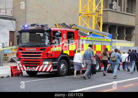 Glasgow, Schottland, Großbritannien, Freitag, 23. August 2013. Das Buchanan Galleries Shopping Center wurde heute evakuiert, mit Feuergeräten von Scottish Fire and Rescue Service, die den Vorfall wie hier in der Killermont Street gesehen, begleiteten Stockfoto