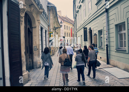 Touristen zu Fuß hinunter gepflasterten Straße In Altstadt von Bratislava, Slowakei, Osteuropa Stockfoto