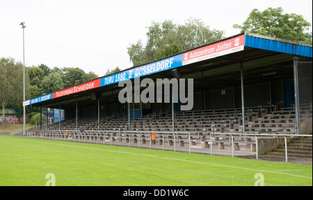 Der einzige Tribüne An Der Feuerbach Straße Stadion Heimat von TuRU 1880 Düsseldorf Football Club Stockfoto