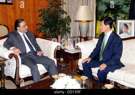 Islamabad, Pakistan. 23. August 2013. Song Jong Hwan Botschafter der Republik von Koea fordert Präsident Asif Ali Zardari am Aiwan-e-Sadr am august 23 august 2013 Handout von Pakistan Informtion Abteilung   (Foto von PID/Deanpictures/Alamy Live News) Stockfoto