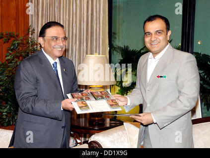 Islamabad, Pakistan. 23. August 2013. Muhammad Kashif Gangesebene Presenint seinem Buch zu Präsident Asif Ali Zardar bei Aiwan-e-Sdr auf august 2013 Handout von Pakistan Informtion Abteilung   (Foto von PID/Deanpictures/Alamy Live News) Stockfoto