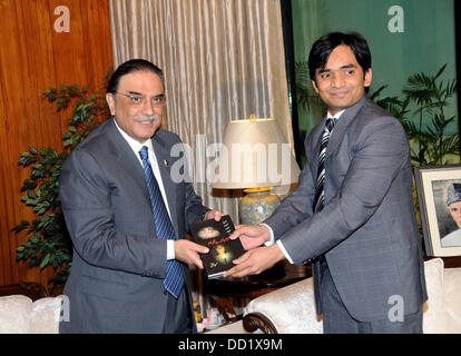 Islamabad, Pakistan. 23. August 2013.  Hassan Jameel Presening seinem Buch zu Präsident Aisf Ali Zardari an Präsident Palaace 23. august 2013 Handout von Pakistan Informtion Abteilung   (Foto von PID/Deanpictures/Alamy Live News) Stockfoto