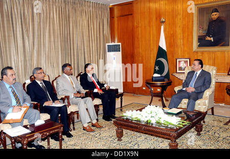 Islamabad, Pakistan. 23. August 2013. Präsident Asif Ali Zardari in Treffen mit prof.g.l.feiris Außenbeziehungen Minister für Sri Lanka auf den Präsidentenpalast 23 august 2013 Handout von Pakistan Informtion Abteilung   (Foto von PID/Deanpictures/Alamy Live News) Stockfoto