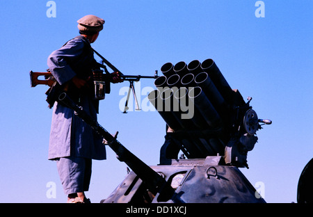 Der Kämpfer der Nordallianz bewacht während des Krieges mit den Taliban die Straße von Jabol Seraj oder Jabal Saraj nach Charikar. Er steht auf einem sowjetischen Panzerwagen BTR-60. September 1999 Stockfoto