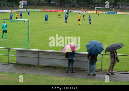 Unterstützer von TuRU 1880 Düsseldorf Football Club im Regen stehen Stockfoto