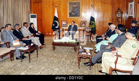 Islamabad, Pakistan. 23. August 2013. Präsident Asif Ali Zardari bei einem Treffen mit prof.g.l.feiris Außenbeziehungen Außenminister Sri Lamka am Präsidentenpalast 23. august 2013 Handout von Pakistan Informtion Abteilung   (Foto von PID/Deanpictures/Alamy Live News) Stockfoto