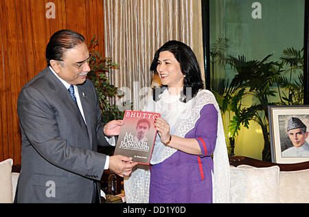 Islamabad, Pakistan. 23. August 2013. DR.ms Shaista Nuzhat Presenint ihrem Buch vorliegenden Asif Ali Zardari am Präsidentenpalast 23. august 2013 Handout von Pakistan Informtion Abteilung   (Foto von PID/Deanpictures/Alamy Live News) Stockfoto