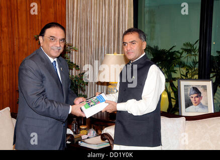 Islamabad, Pakistan. 23. August 2013. Syed Muhammad Amin Schah Rashdi präsentiert sein Buch zur Prresident Asif Ali Zardari am Präsidentenpalast 23. august 2013 Handout von Pakistan Informtion Abteilung   (Foto von PID/Deanpictures/Alamy Live News) Stockfoto