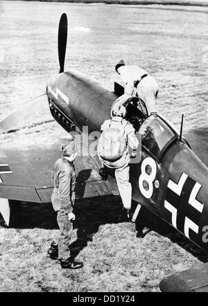 Ein Pilot der deutschen Luftwaffe steigt im Juli 1942 in ein Kampfflugzeug des Typs Heinkel He 113. Ort unbekannt. Die Nazi-Propaganda! Auf der Rückseite des Bildes vom 19. Juli 1942: " A He 113 is boarding." Fotoarchiv für Zeitgeschichte Stockfoto