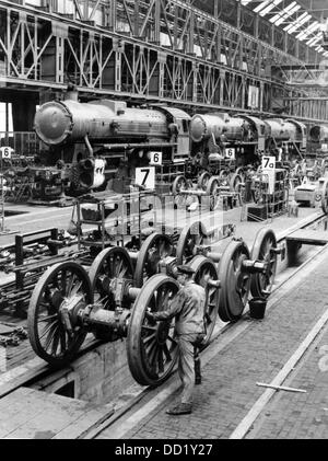 Blick auf die Produktion von einem Krieg Dampflokomotive Baureihe 52 bei der Berliner Maschinenbau AG in Wildau, Deutschland, im August 1943. Der Bau einer Lokomotive gut geeignet für den Einsatz im Krieg sollten angemessene Versorgung der Gebiete im Osten von der deutschen Wehrmacht besetzt. Foto: Bildarchiv der Eisenbahnstiftung/RVM (Mindestgebühr 60 Euro) Stockfoto