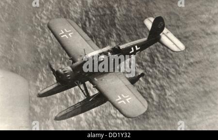 Ein Wasserflugzeug vom Typ Arado AR 196 abgebildet ist, fliegen über die Ostsee um 1939. Die Arado Ar 196 war ein standard der Kriegsmarine im zweiten Weltkrieg. Der Tiefdecker Flugzeug war mit zwei Schwimmern ausgestattet. Es entstand in Serie von Juli 1939 bis März 1944 bei Arado Warnemünde (ArW). Das Flugzeug wurde durch Katapulte von Marineschiffen Aufklärungsmissionen fliegen und u-Boot jagt. Foto: Sammlung Sauer Stockfoto