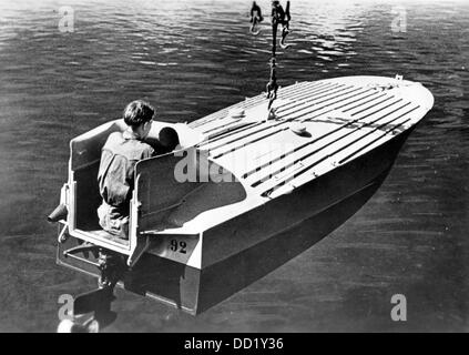 Im Oktober 1944 wird ein Sprengboot (ein mit Sprengstoffen gefülltes Navy-Motorboot, das als lika eine geführte Bombe agiert) gestartet. Ort unbekannt. Die Nazi-Propaganda! Auf der Rückseite des Bildes ist datiert vom 16. Oktober 1944: "Mann und Boot reisen auf den Feind zu. Der Erfolg des deutschen Sprengbooten, der vom Feind gefürchtet wird und von tapferen Männern direkt ins Ziel getrieben wird, ist gewaltig. - Hier wird ein Sprengboot mit einem Piloten gestartet, der seine zerstörerischen Reisen gegen den Feind beginnt." Fotoarchiv für Zeitgeschichte Stockfoto