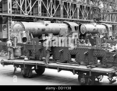 Blick auf die Produktion von einem Krieg Dampflokomotive Baureihe 52 bei der Berliner Maschinenbau AG in Wildau, Deutschland, im August 1943. Der Bau einer Lokomotive gut geeignet für den Einsatz im Krieg sollten angemessene Versorgung der Gebiete im Osten von der deutschen Wehrmacht besetzt. Foto: Bildarchiv der Eisenbahnstiftung/RVM (Mindestgebühr 60 Euro) Stockfoto