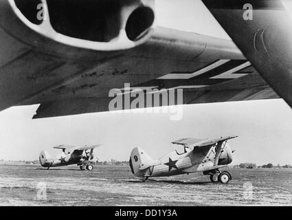 Die Nazi-Propaganda! Auf der Rückseite des Bildes steht: "Zwei sowjetische Kampfflugzeuge sind auf einem Flugplatz in unsere Fänge gefallen. Sie wagten es nicht mehr, sich zu erheben. Unsere Überlegenheit wurde vom ersten Tag an bewiesen.“ Bild der Ostfront, veröffentlicht am 9. Juli 1941. Der Angriff des Deutschen Reiches auf die Sowjetunion wurde im Juli 1940 beschlossen und seit Dezember 1940 als "Operation Barbarossa" vorbereitet. Am 22. Juni 1941 begann die Invasion der Wehrmacht. Fotoarchiv für Zeitgeschichte Stockfoto