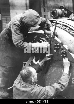 Blick auf die Produktion von einem Krieg Dampflokomotive Baureihe 52 bei der Berliner Maschinenbau AG in Wildau, Deutschland, im August 1943. Der Bau einer Lokomotive gut geeignet für den Einsatz im Krieg sollten angemessene Versorgung der Gebiete im Osten von der deutschen Wehrmacht besetzt. Foto: Bildarchiv der Eisenbahnstiftung/RVM (Mindestgebühr 60 Euro) Stockfoto