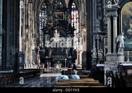 Touristen im Stephansdom in Wien Stockfoto