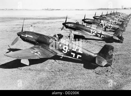 Piloten der deutschen Luftwaffe besteigen im Juli 1942 ihre Jäger des Typs He 113. Die Nazi-Propaganda! Auf der Rückseite des Bildes ist vom 20. Juli 1942 datiert: "Ein Geschwader He 113." Fotoarchiv für Zeitgeschichte Stockfoto