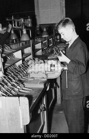 Mitglieder der Hitler-Jugend produzieren Spielzeug für die Kinder der Soldaten im Zusammenhang mit den Kriegsdienst der Hitler-Jugend in der Werkstatt von Siemens & Halske AG im November 1942. Der NS-Propaganda! auf der Rückseite des Bildes ist datiert 21. November 1942: "Wettrüstens der Hitler-Jugend gehört zu den Kriegsdienst der Hitler-Jugend, die Jugendorganisation mit Millionen von Mitgliedern, darunter die von dem Land, östlichen Service und Kinderlandverschickung (KLV - Evakuierung der Kinder Service) produzieren in dem Spielzeug für die Kinder der Soldaten und schließt Lücken , die entstanden Stockfoto