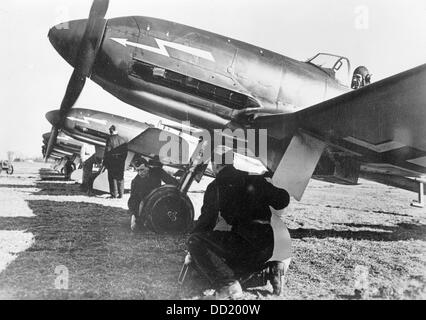 Mitglieder der deutschen Wehrmacht bereiten Kämpfer des Typs Heinkel He 113 für den nächsten Luftangriff im April 1940 vor. Ort unbekannt. Die Nazi-Propaganda! Auf der Rückseite des Bildes ist vom 29. April 1940 datiert: 'Der Heinkel-Kämpfer He 113 ist ein gefürchteter Gegner unserer Feinde. Heinkel Fighter He 113 steht bereit zum Start. Bei den einsitzigen Kampfflugzeugen handelt es sich um schwebende Flachflugzeuge und um Metallkonstruktionen. Sie sind bewaffnet und mit leichten und schweren Maschinengewehren ausgestattet, und es war auch eine Funkanlage.“ Fotoarchiv für Zeitgeschichte Stockfoto