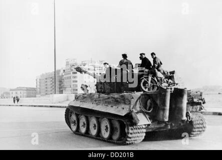 Panzer der deutschen Wehrmacht im Februar 1944 an der Front in Italien. Die Nazi-Propaganda! Auf der Rückseite des Bildes ist vom 26. Februar 1944 datiert: "Schwere deutsche Panzer Rollen durch die Außenbezirke Roms." Fotoarchiv für Zeitgeschichte Stockfoto