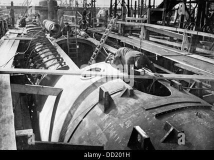 Das Bild der Nazi-Propaganda! Zeigt einen Schiffsmechaniker beim Bau eines U-Boots für die Marine im Oktober 1940. Ort unbekannt. Fotoarchiv für Zeitgeschichte Stockfoto