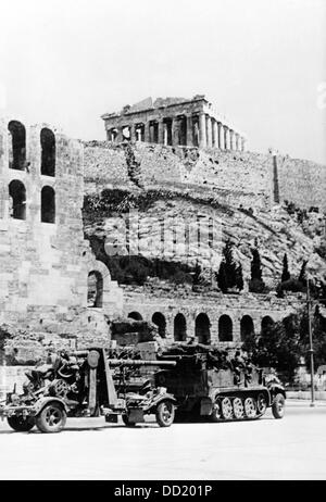 Das Bild der Nazi-Propaganda! Artillerie der deutschen Wehrmacht vor der Akropolis in Athen, Griechenland, im Mai 1941. Nach der Besetzung Griechenlands von April bis Mai 1941 durch die deutsche Wehrmacht und ihre italienischen und bulgarischen Verbündeten wurde das Land durch das Besatzungsregime stark ausgebeutet und unterdrückt. Fotoarchiv für Zeitgeschichte Stockfoto