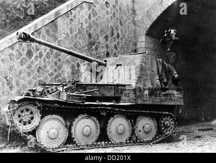 Das Bild der deutschen Propaganda! Zeigt Panzer der deutschen Wehrmacht in Aktion an der Front in Italien im Dezember 1944, Ort unbekannt. Fotoarchiv für Zeitgeschichte Stockfoto