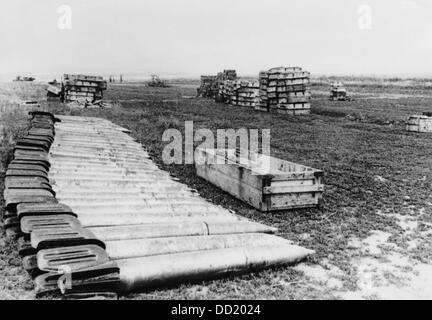 Die Nazi-Propaganda! Auf der Rückseite des Bildes steht: "Hat sowjetische Munition auf dem Schlachtfeld von Byelgorod gefangen." Bild von der Ostfront/Russland, 29. Juli 1943. Der Angriff des Deutschen Reiches auf die Sowjetunion, wie im Juli 1940 vereinbart und im Dezember 1940 als "Operation Barbarossa" vorbereitet. Am 22. Juni 1941 begann die deutsche Wehrmacht mit der Invasion. Fotoarchiv für Zeitgeschichte Stockfoto